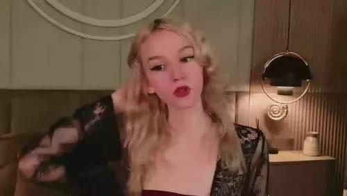 Photos of naomiloys from Cherry is Freechat