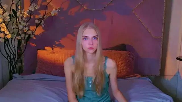4example_Chloe from StripChat is Freechat