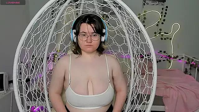 alice_pawssy from StripChat is Freechat