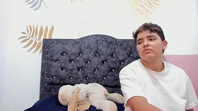amber_and_sarah from StripChat is Freechat