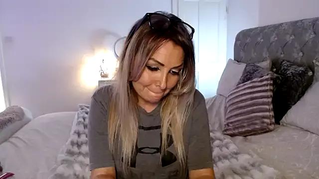 AngeleyesUK from StripChat is Freechat