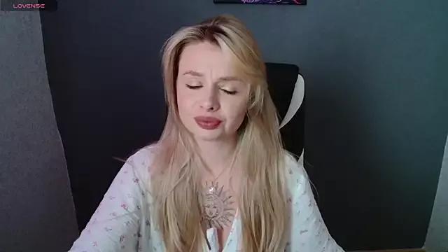 AngelicaHollywood from StripChat is Freechat