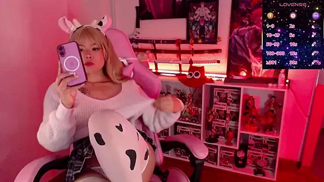 AnnieHikari from StripChat is Freechat