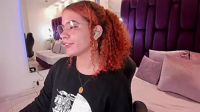 avrilwaynee from StripChat is Freechat