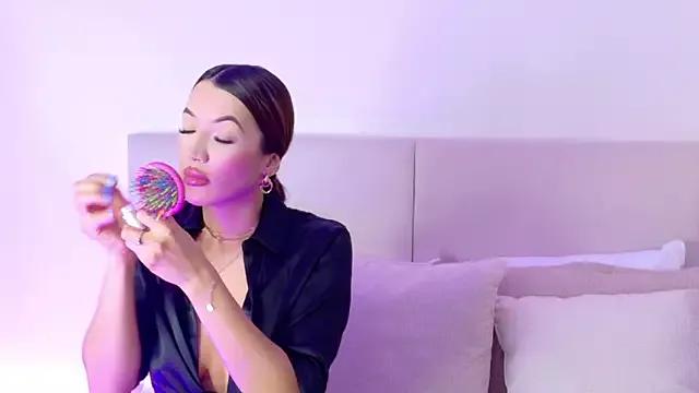 Bella-taylorr from StripChat is Freechat