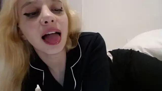 bellefleurrr from StripChat is Freechat