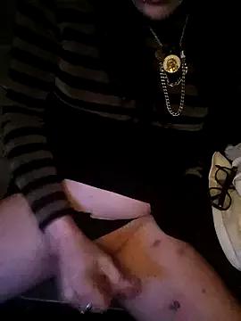 bl33pQu33n from StripChat