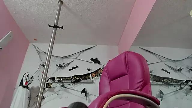 Customizable and immersive: Energize your taste buds and checkout our delicious choice of amateur cams liveshows with excited livestreamers getting their sweet physiques pounded with their beloved vibrating toys.