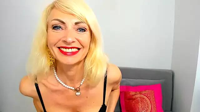 CrystalHotty from StripChat is Freechat