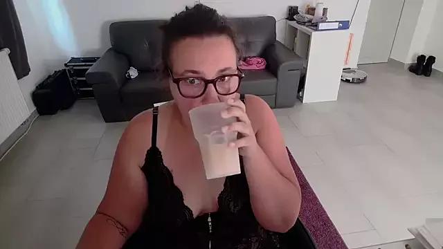 curvybunnyyoung from StripChat is Freechat