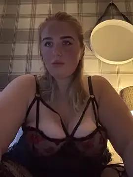 CutieCurvyGirlxo from StripChat is Freechat