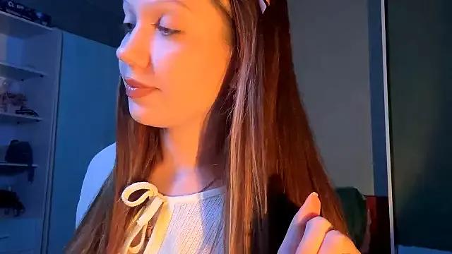 EmiIyKitty from StripChat is Freechat
