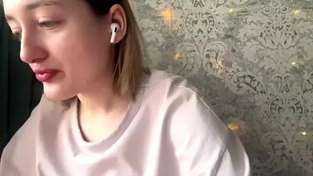 Emily_lyy from StripChat is Freechat