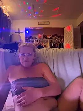 Goldenndoll from StripChat is Freechat