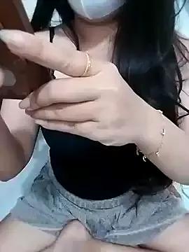 HoneyFaceless from StripChat is Freechat