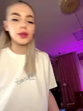 HugeBoobsAlice from StripChat is Freechat