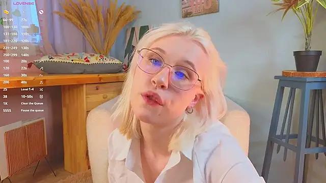 ishowulove from StripChat is Freechat