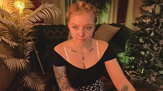 Kiki_shay from StripChat is Freechat