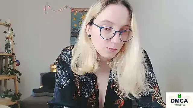 kiratarot from StripChat is Freechat