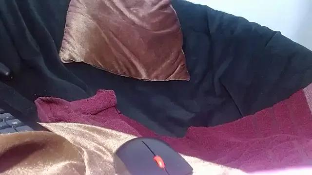 kristalLawren from StripChat is Freechat