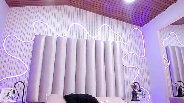 LARISSAEVANS from StripChat is Freechat