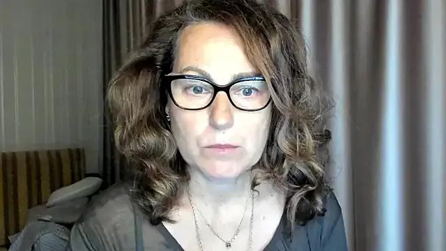 lauraoven from StripChat is Freechat