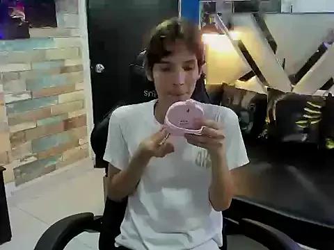 lenni_sirius from StripChat