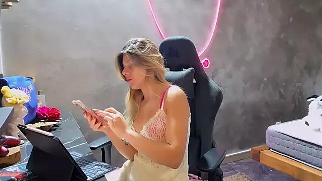 LeylaRosse from StripChat is Freechat