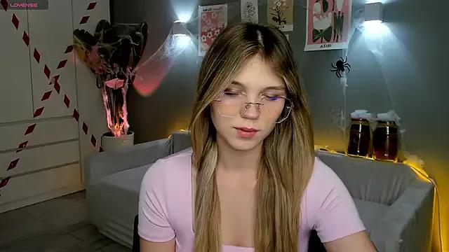 linakorvin from StripChat is Freechat