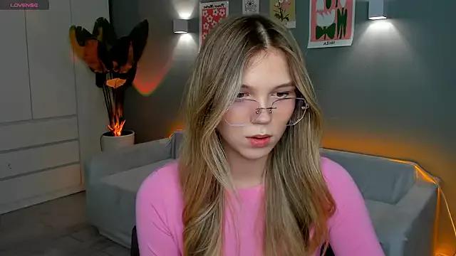 linakorvin from StripChat is Freechat