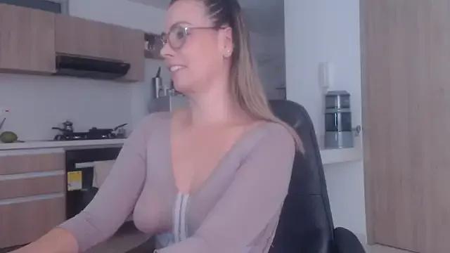 LovePaula from StripChat is Freechat