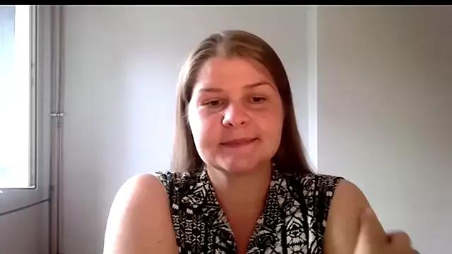 lovexCaroline from StripChat is Freechat