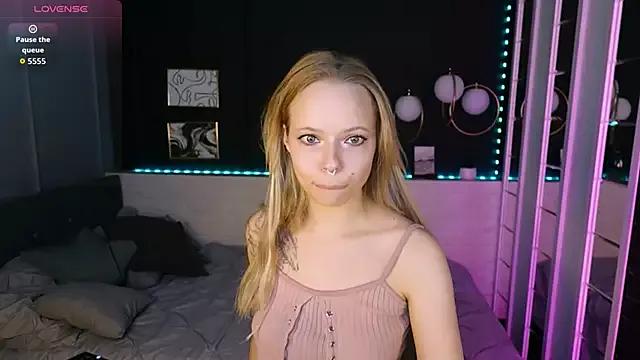 lucy_loy from StripChat is Freechat