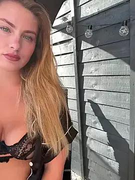 lucyRose_xoxox from StripChat is Freechat