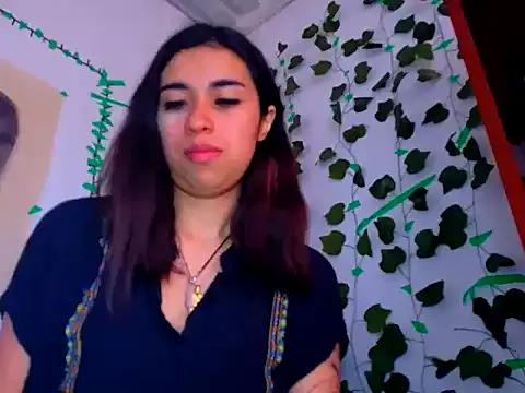lucywhite13 from StripChat is Freechat