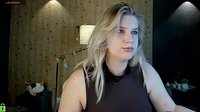 LunasShine from StripChat is Freechat