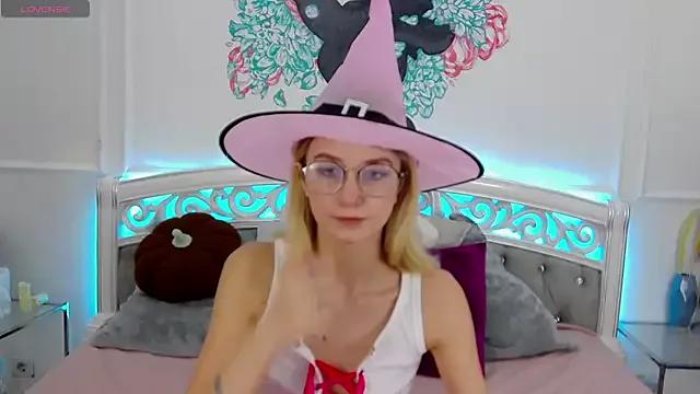 MaeLili from StripChat is Freechat