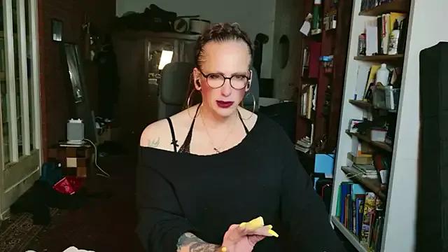 MaxiEmily from StripChat is Freechat