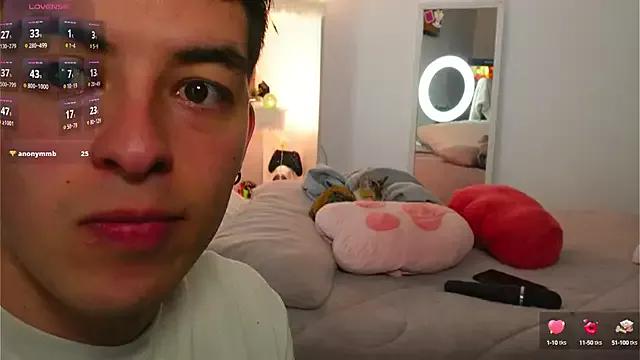 MeganxxxLiam from StripChat is Freechat