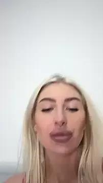 Mia_Roxie from StripChat is Freechat