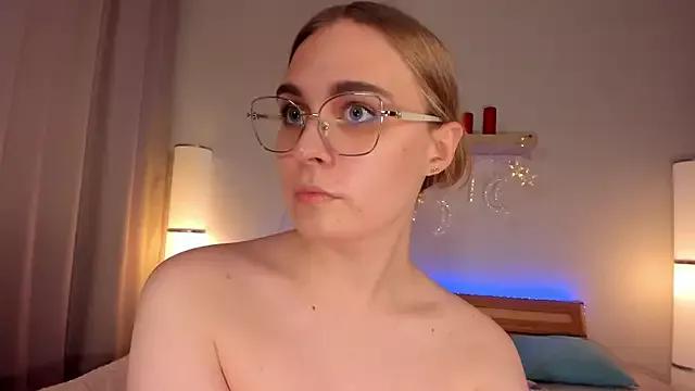 MiaBond_ from StripChat is Freechat