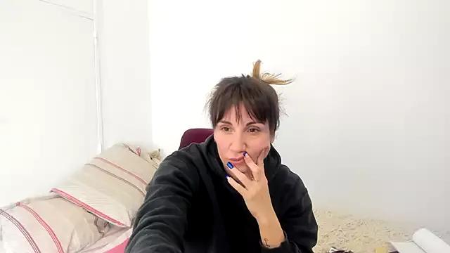 MilfAngelQueen from StripChat is Freechat