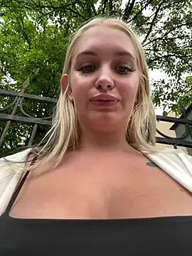 Milkyy_wway from StripChat is Freechat