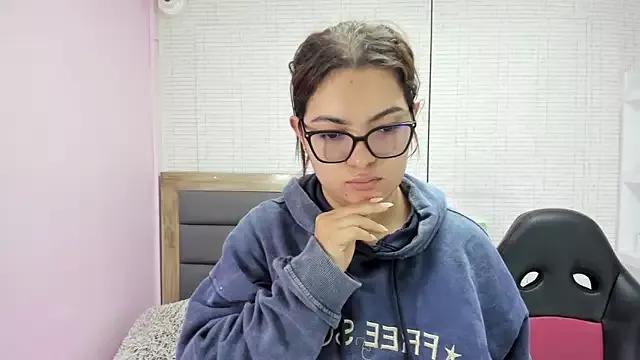 NAHOMIROSSE from StripChat is Freechat