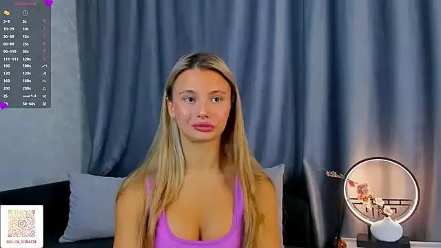 NaughtySeraphine from StripChat is Freechat