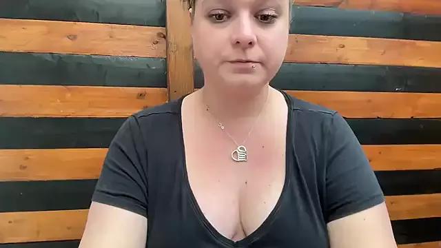 NaughtyWifeUK from StripChat is Freechat