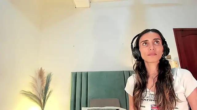 Nina_Cavaali from StripChat is Freechat