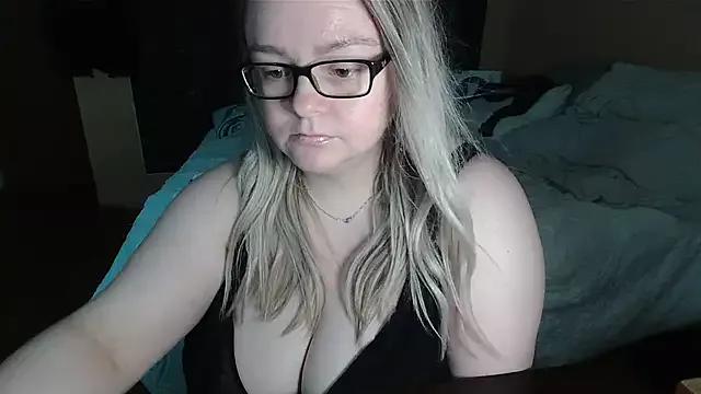 queenb9876 from StripChat is Freechat