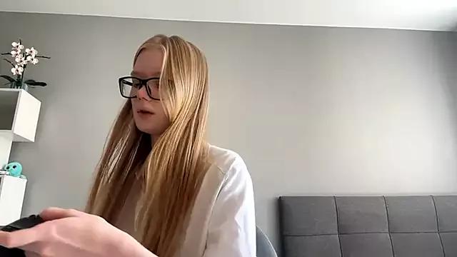RosauraSharpnack from StripChat is Freechat