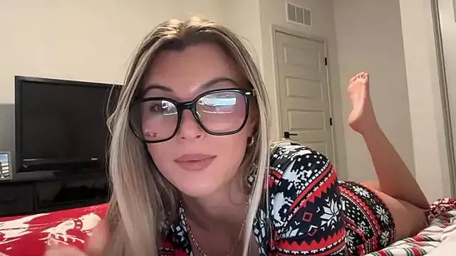 Photos of RosieCheeks_ from StripChat is Freechat